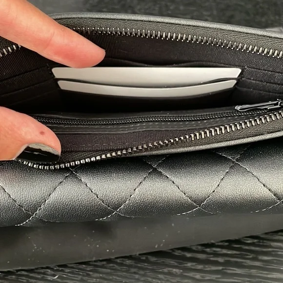 LIMITED EDITION CHANEL SO BLACK QUILTED FLAP PHONE HOLDER WITH CHAIN - Picture 5 of 9